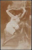 cca 1900-1910 Pihenés a karosszékben, erotikus fotó, 14×9 cm / vintage erotic photo, 14x9 cm