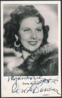 cca 1940 Dorita Boneva bolgár származású színésznő (Egy szoknya, egy nadrág, Szeptember végén, Tengerparti Randevú) dedikált fotólapja, 13x8 cm.