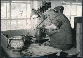 Csobaji Előd (?-?): Kántor Sándor (1894-1989) karcagi fazekasmester munka közben, fotó, hátulján feliratozva, 10,5×15 cm