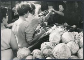 Eladó fejek egymás hegyén-hátán, fotó, 11,5×16 cm