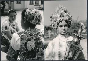 Sióagárdi ill. kalocsai népviselet, 2 db MTI-fotó, hátulján feliratozva, 18×13 cm