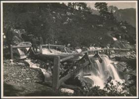 cca 1910-1915 Magas-Tátra, elárasztott híd a turista úton, Erdélyi Mór felvétele, hátoldalon feliratozva, 11x16 cm / High Tatras, vintage photo, with description on the verso, 11x16 cm
