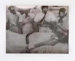 2 db műtéti fotó, utólagos nagyítások, hátuljukon feliratozva, 24×30,5 ill. 30,5×24 cm