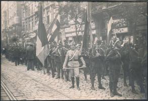 1914 A harctérre induló katonák Budapest utcáin, hátoldalon feliratozott fotó, 12×17 cm