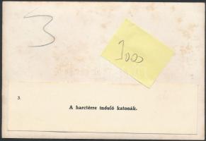 1914 A harctérre induló katonák Budapest utcáin, hátoldalon feliratozott fotó, 12×17 cm