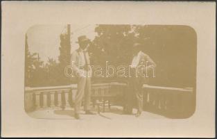 1923 Férfiak teraszon, fotó, hátulján feliratozva, 9×14 cm