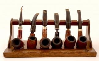 Pipagyűjtemény különféle márkájú és anyagú pipákkal, pipatartókkal, pipaszurkálókkal,  összesen:12+ ...