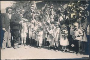 1914 A háború. Gyermekek virággal várják a (harctérre induló) katonákat, hátoldalon feliratozott fotó, 12×17 cm
