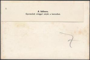 1914 A háború. Gyermekek virággal várják a (harctérre induló) katonákat, hátoldalon feliratozott fot...