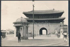 cca 1920 Peking, északi kapu. Hátoldalon feliratozva, AB pecséttel ellátva, / Beijing, Northern Gates photo, 11×16 cm