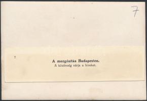 1914 A mozgósítás Budapesten. A közönség várja a híreket. Hátoldalon feliratozott fotó, 12×17 cm
