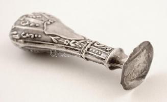 Ezüst pecsétnyomó. Jelzett, díszített. 9 cm, 32,2 g  / Silver seal maker