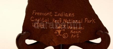 Fremont indián szuvenír szikladarab, fa talapzaton, m: 25 cm