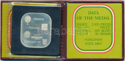 1982. "FIFA-Football VB Spanyolország" Ag szögletes emlékérem, eredeti tokban, tanúsítvánn...