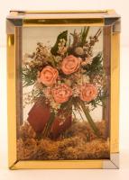 Művirág üveg vitrinben, asztali dísz, az egyik sarka hiányos, 18,5×13×6 cm
