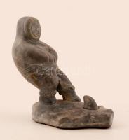 Fókavadászat, eszkimó motívumos zsírkő szobor, m: 23,5 cm