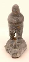 Fókavadászat, eszkimó motívumos zsírkő szobor, m: 23,5 cm