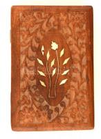 Díszesen faragott intarziás fa ékszertartó doboz, 15,5×10,5×6,5 cm