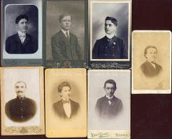 Férfiak 7 db keményhátú fotó