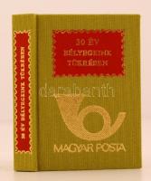 30 év bélyegeink tükrében. Bp., 1975, Magyar Posta. Minikönyv, vászonkötésben, jó állapotban.