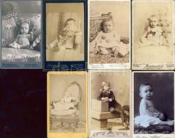 Csecsemők 7 db keményhátú fotó az  1800-as évekből