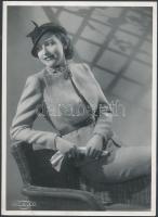 cca 1940 Amerikai női divatfotó, Winterfeld műterméből, hátoldalon a Szántó F. Műszaki és Sajtófotó Iroda pecsétjével, 23×16 cm