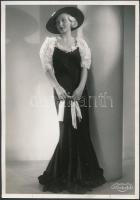 cca 1934 Amerikai női divatfotó, Winterfeld műterméből, hátoldalon a Szántó F. Műszaki és Sajtófotó Iroda pecsétjével, 23×16 cm