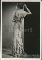 cca 1935 Amerikai női divatfotó, Winterfeld műterméből, hátoldalon a Szántó F. Műszaki és Sajtófotó Iroda pecsétjével, kisebb  szakadással, 23×16 cm