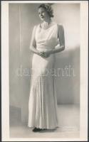 cca 1933 Amerikai női divatfotó, Winterfeld műterméből, hátoldalon a Szántó F. Műszaki és Sajtófotó Iroda pecsétjével, 24×14 cm