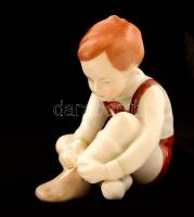 Aquincumi cipőfűző kisfiú, kézzel festett, jelzett, nagyon apró kopásnyomokkal, m: 11 cm