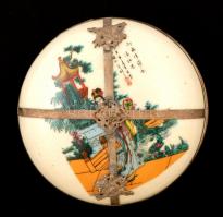 Erotikus jelenetet rejtő kínai porcelán bonbonier, részben kézzel festett, jelzett, fém rátétekkel, ...