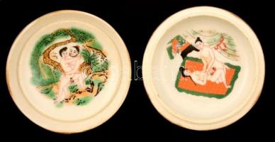 Erotikus jelenetet rejtő kínai porcelán bonbonier, részben kézzel festett, jelzett, fém rátétekkel, ...