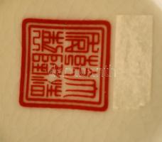 Erotikus jelenetet rejtő kínai porcelán bonbonier, részben kézzel festett, jelzett, fém rátétekkel, ...