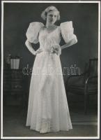 cca 1935 Amerikai női divatfotó, hátoldalon Becker & Maass cég pecsétjével, 22×16 cm