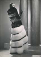 cca 1937 Amerikai női divatfotó, Studio Dorvyne műterméből, hátoldalon Keleti Sajtóiroda pecsétjével, kisebb  szakadással, 22×16 cm