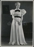 cca 1935 Amerikai női divatfotó, hátoldalon Becker & Maass cég pecsétjével, 22×16 cm