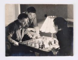 Smoling Kálmán: Nehéz lépés, III. díjat nyert fotó, hátoldalon feliratozva, a széleken kis sérülésekkel, 39x30 cm