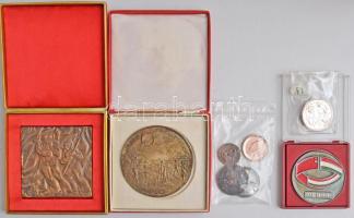 ~1970-1980. Vegyes szocialista plakett, közte: 	 Madarassy Walter (1909-1994) 1973. "Budapest 1873-1973" Br emlékplakett, eredeti tokban + 1973. "Közlekedési és Szállítási Dolgozók Szakszervezete Fennállásának 75. évfordulójára" Br plakett, eredeti tokban + ~1970-1980. "Vezess Baleset Nélkül Mozgalom" Br emlékérem, eredeti tokban + ~1970-1980. "A Volán Feladataiban Végzett Eredményes Munkásságért" Br plakett, eredeti tokban T:2,2-