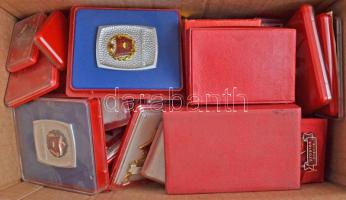 ~1970-1980. Nagy tétel kiváló dolgozó és brigád jelvény, többsége saját dobozukban T:vegyes