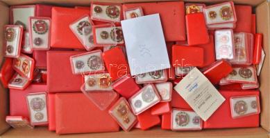 ~1970-1980. Nagy tétel kiváló dolgozó és brigád jelvény, többsége saját dobozukban T:vegyes