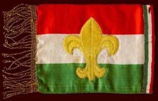 kb. 1930 Korabeli cserkész-zászló hímzett selyem 160x90mm arany rajzolattal