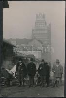 cca 1931 Kinszki Imre (1901-1945): Kubikusok a Teleki téren, feliratozott, , pecséttel jelzett vintage fotóművészeti alkotás, 17x12 cm