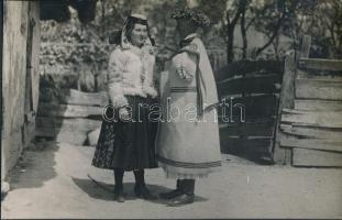 cca 1932 Csököly (Somogy megye), házaspár téli viseletben, részletes néprajzi leírással, Kerny István (1879-1963) aláírt vintage fotója, 14x22 cm
