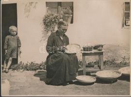 cca 1928 Tata, fazekas család, Kerny István (1879-1963) jelzés nélküli vintage fotóművészeti alkotása a hagyatékából, 18x24 cm