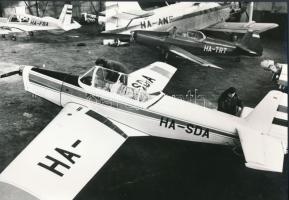 cca 1978 Budapest, az MHSZ budaörsi repülőterén versenyre készítik fel a motoros gépeket, vintage fotó, 16,5x23,5 cm