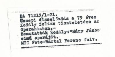 1971 Kodály Zoltán az Operaházban, Háry Jánossal, feliratozott vintage fotó, 17,5x24 cm