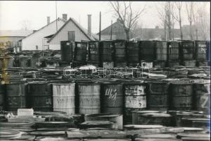 cca 1986 Horváth Péter pecséttel jelzett 2 db vintage fotója környezetre ártalmas anyagról, 16x24 cm