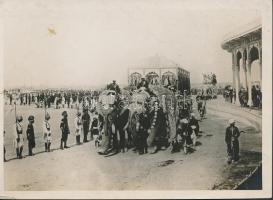 cca 1925 India, elefántok által húzott díszes kocsi egy ünnepségen, Universum Photo (Párizs), pecséttel jelzett vintage fotó, kis folttal, 13x18 cm