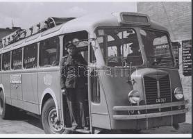 cca 1950 Távolsági autóbusz kalauzzal, Bp-Győr-Sopron útvonalon, korabeli vintage negatív mai nagyítása, 13x18 cm