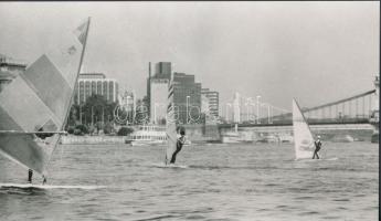 cca 1984 Dunai panoráma széllovasokkal, vintage fotó, 13,5x23,5 cm